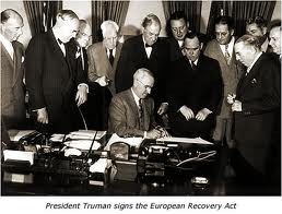 Signature du "European Recovery Act" par le président Truman.